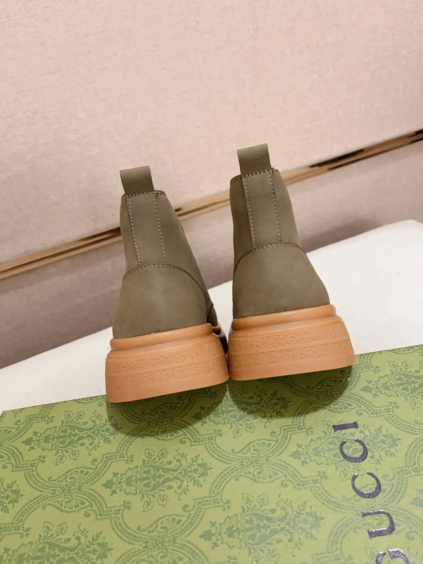 Men's shoes 💰 440💰 (can be made without standard supply platform) high-quality new high-top GUCCI (Gucci) counters are launched simultaneously, new men's shoes, 😘fabrics are selected from imported cowhide, lining: plush lining. 👍🏿 High-end ☄️ air-cushion molded anti-slip rubber outsole, exquisite lines, simple and elegant, comfortable and high-end for leisure travel. Code number: 38 to 44 (45 can be customized and cannot be returned or exchanged)